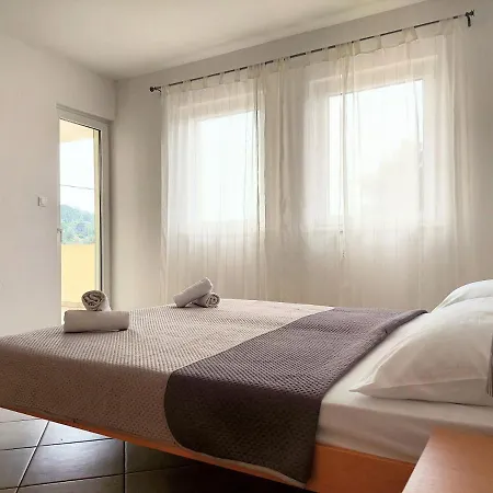 Dia Apartment *